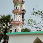 Mob of Hindu extremists place saffron flag on minaret of Eidgah mosque