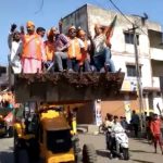 Gujarat poll: BJP workers welcome Yogi Adityanath with bulldozer rally, hail demolishing Muslim houses ( Maktoob Media )