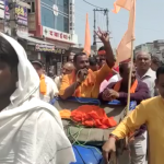 Bajrang Dal members threaten Muslim street vendors to vacate town